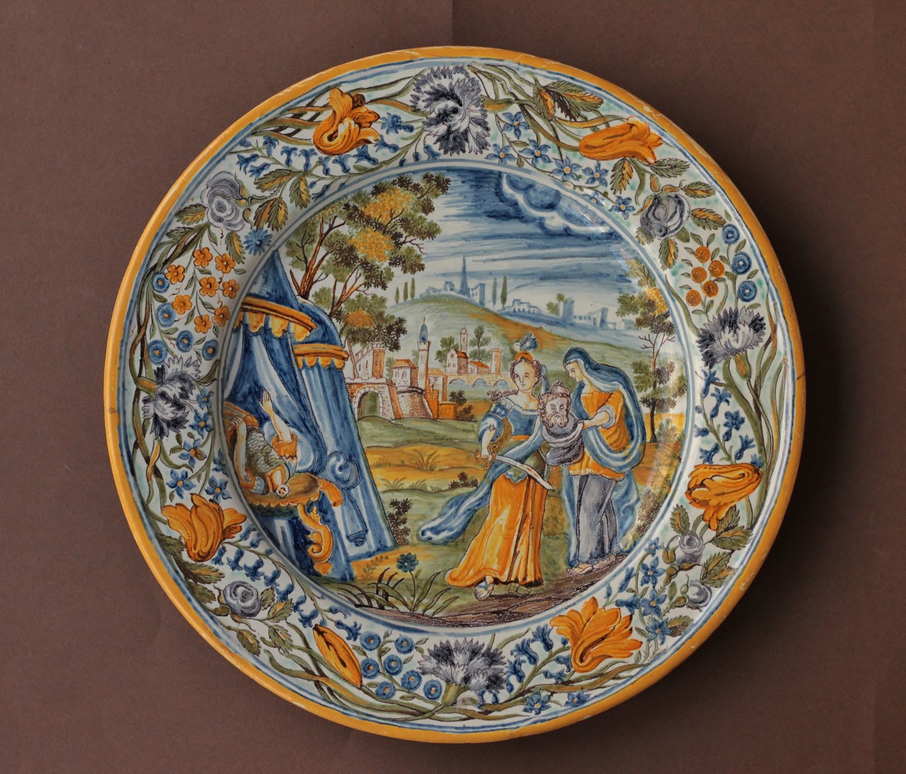 Plat en majolique de Naples ou Castelli à décor "a istoriato", XVIIe siècle.